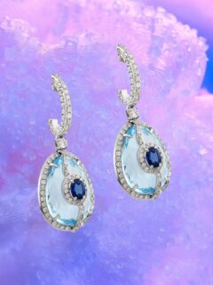 The Calypso Earrings from the Odyssey Collection by @dakinijewellery evoke the mysterious allure of the nymph who lived far from the mortal world on the mythical island of Ogygia. Her story is one of irresistible beauty, enchantment and the tension between desire and freedom.

At the heart of the earrings, blue topaz recalls the endless waters surrounding Ogygia, its luminous blue capturing the clarity and depth of the sea. The stone is complemented by blue sapphires, among the most celebrated blue gemstones, prized for their intense colour and extraordinary brilliance. Diamonds add a final constellation of light, reflecting the sparkle of sunlight across the Mediterranean.

Together, these stones create a jewel that feels like a fragment of Calypso’s enchanted world — mysterious, luminous and impossible to forget.

#dakinijewellery #dakini #bluetopaz #topazearrings #fantasyjewelry