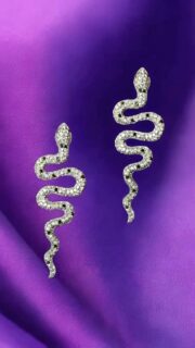Medusa Earrings from the Ophidia Collection by @dakinijewellery combine the fiery allure of rubies and the brilliance of diamonds with the sinuous form of the serpent, embodying the mysterious power of Medusa Gorgona, the legendary Gorgon of Greek mythology whose gaze could turn mortals to stone.
#diamondearring #snakeearrings #serpentearrings #dakini #dakinijewellery